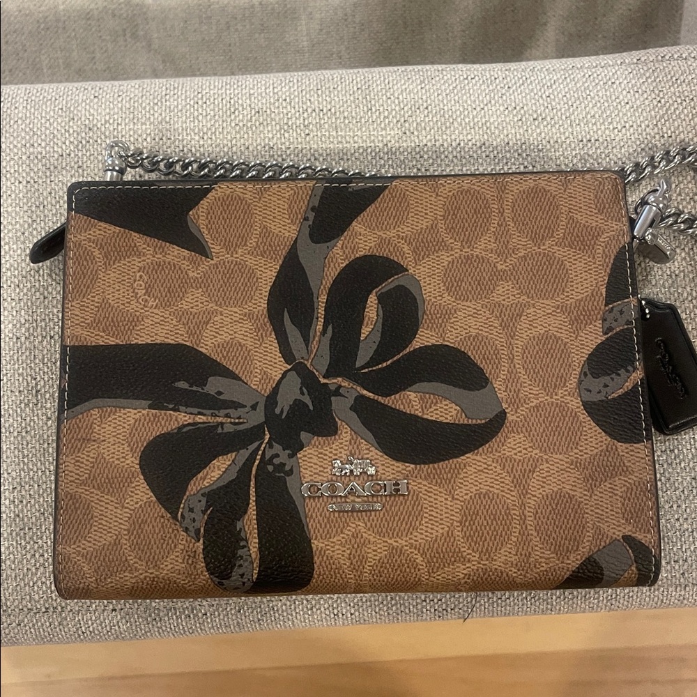 Coach Brown Bow Print Crossbody Bag 
Brand new but tag is removed 
Never used - Picture 8 of 10